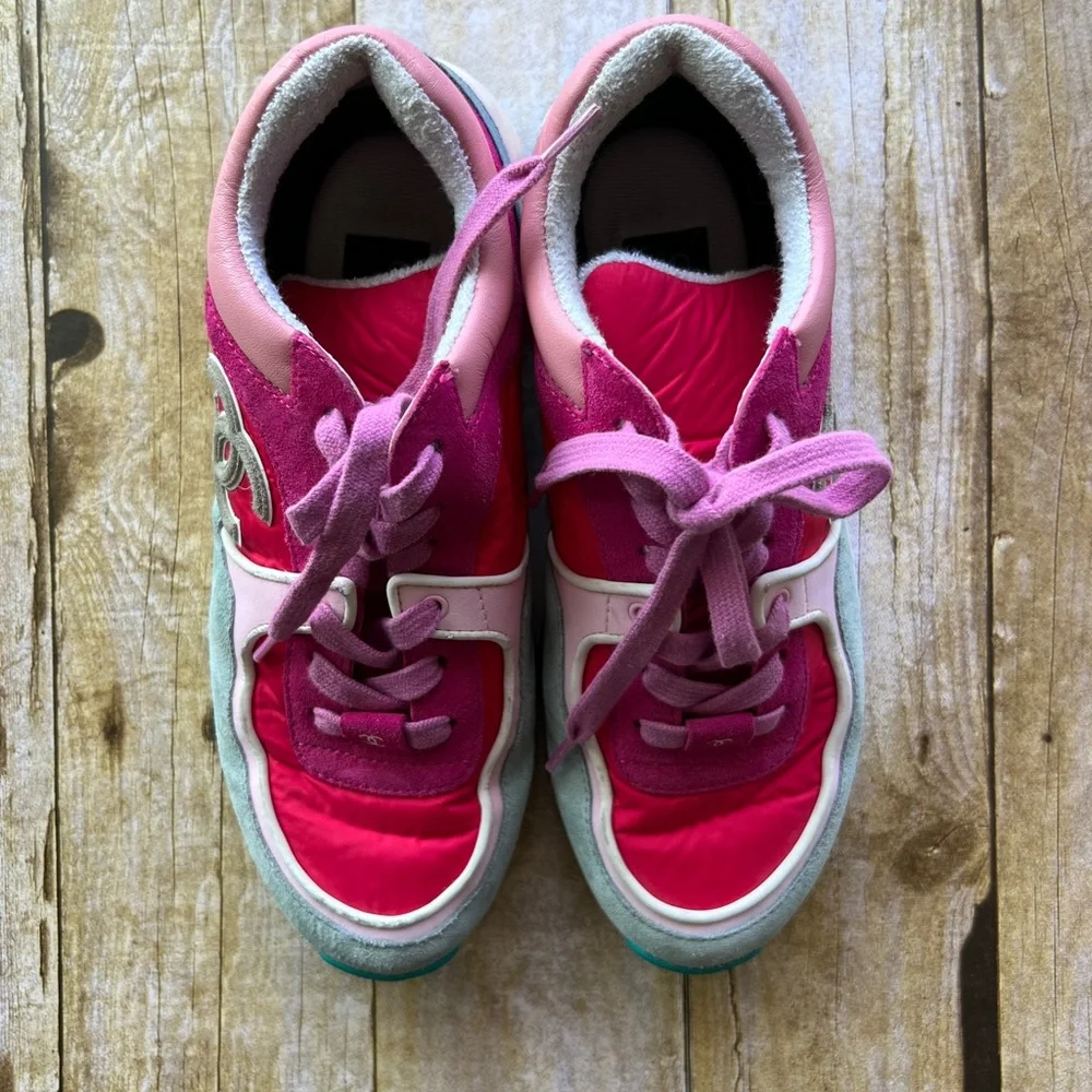 CHANEL RUNNERS CC LOGO SUEDE 'BURGUNDY/BEIGE' SNEAKER - Picture 3 of 9